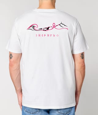 T-shirt Octobre Rose, grand motif dos : le ruban rose dessine la côte, de la vague à la montagne
